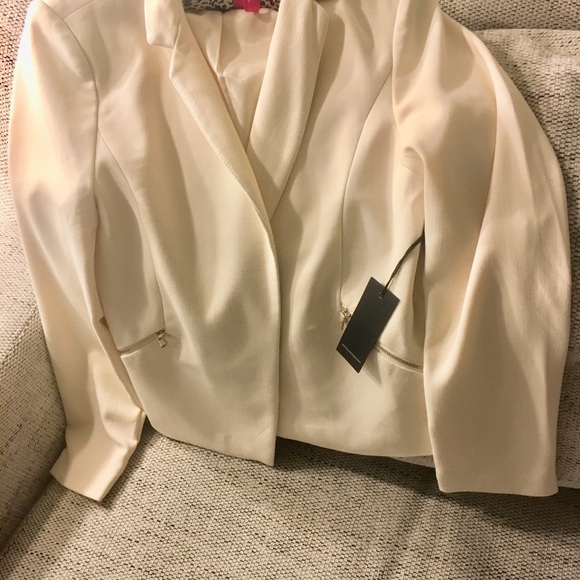 Cream colored blazer from forever 21 never worn - Picture 6 of 6